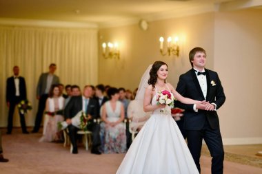 Güzellik gelin ve yakışıklı damat evlilik kaydetmek istediğiniz