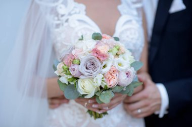 Düğün buketi çiftle. Kadın ve erkek portre