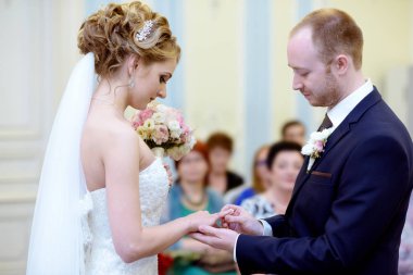 Güzellik gelin ve yakışıklı damat giyiyor birbirlerine yüzük