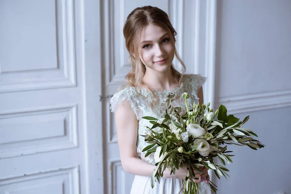 Bellezza sposa in abito da sposa con bouquet al chiuso — Foto Stock