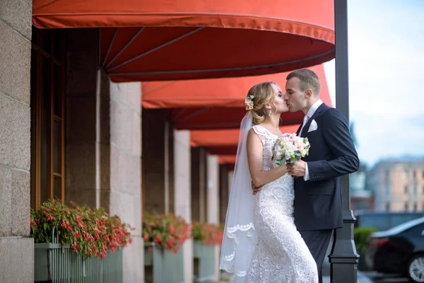 La pareja de boda en la naturaleza se está abrazando — Foto de Stock