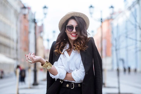 El retrato a la moda de la señora con el cabello largo en la ciudad —  Fotos de Stock