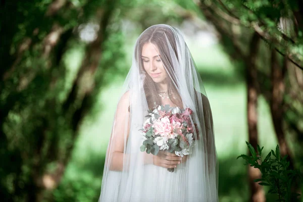 Morena novia en vestido de novia blanco de moda con maquillaje — Foto de Stock