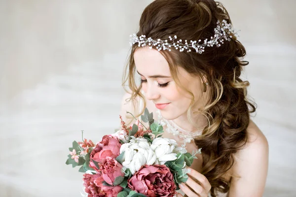 Brunette noiva na moda vestido de noiva branco com maquiagem — Fotografia de Stock