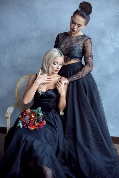 Schönheitsbräute im Brautkleid mit Blumenstrauß und Spitzenschleier drinnen — Stockfoto