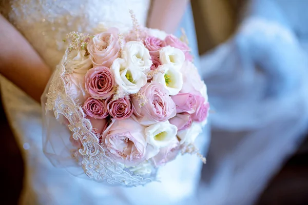 Schöne Braut hält einen Hochzeit bunten Strauß — Stockfoto