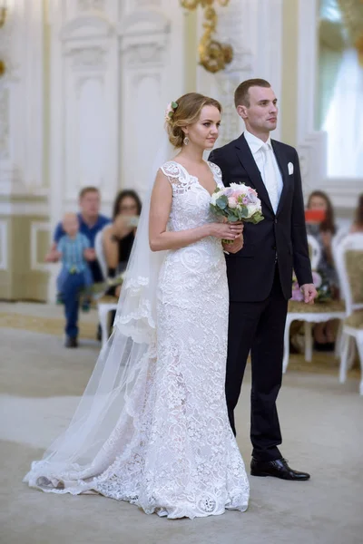 Schoonheid bruid en knappe bruidegom zijn de registratie van het huwelijk — Stockfoto