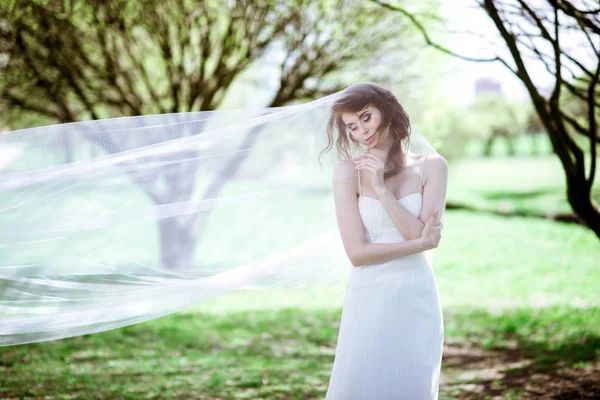 メイクとファッションの白いウェディング ドレスで金髪の花嫁 — ストック写真
