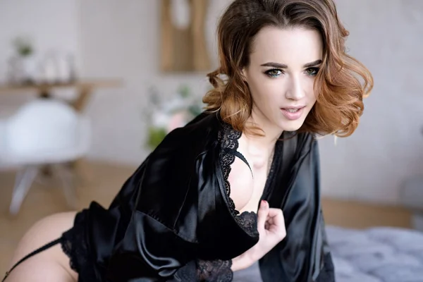 Hermosa dama sexy en elegante túnica negra — Foto de Stock
