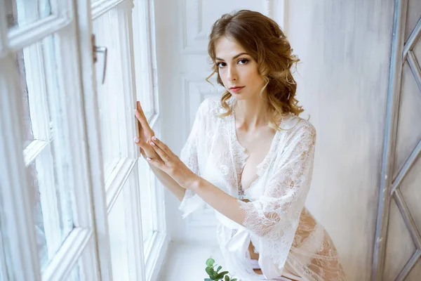 Senhora sexy bonita em roupão branco elegante — Fotografia de Stock