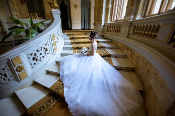 美しさの花嫁ブーケとレースのベールを屋内でブライダル ガウン — ストック写真