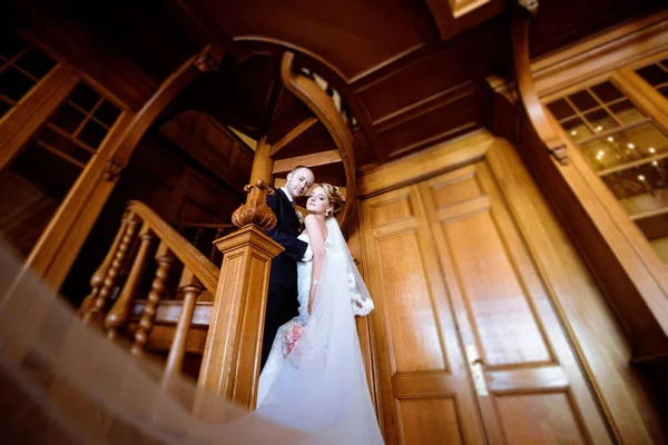 Casamento casal dentro de casa está abraçando uns aos outros — Fotografia de Stock