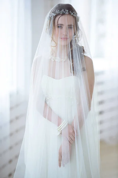 Брюнетка невеста в моде белое свадебное платье с макияжем — стоковое фото