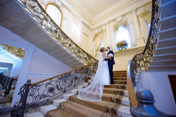 Casamento casal dentro de casa está abraçando uns aos outros — Fotografia de Stock