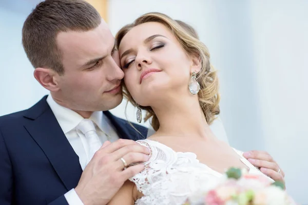 Casamento casal na natureza está abraçando uns aos outros — Fotografia de Stock