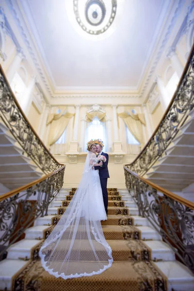 Casamento casal dentro de casa está abraçando uns aos outros — Fotografia de Stock