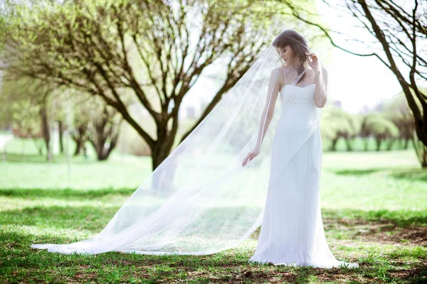 Blonde nevěsta v módní bílé svatební šaty s make-upem — Stock fotografie