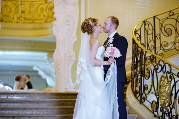 Casamento casal dentro de casa está abraçando uns aos outros — Fotografia de Stock