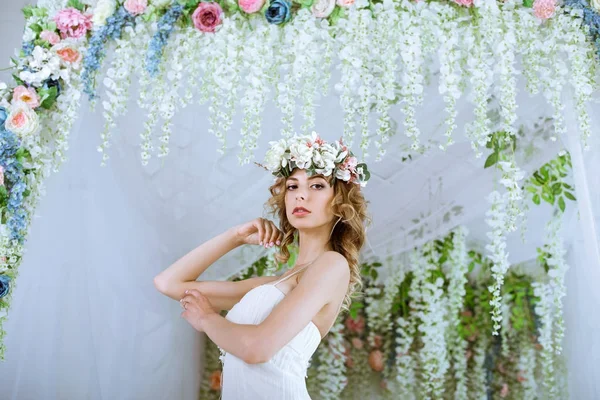 Brunett brud i Mode vit brudklänning med smink — Stockfoto