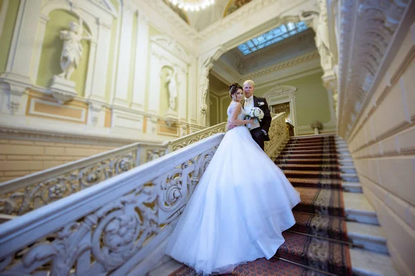 Evlilik çift kapalı birbirlerine sarılıyor