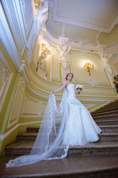 Belleza novia en vestido de novia con velo de encaje en el interior —  Fotos de Stock