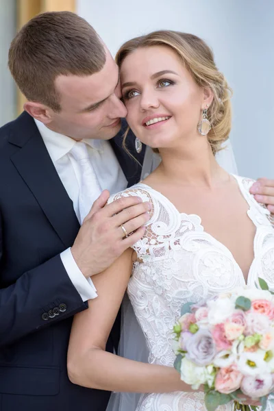 La pareja de boda en la naturaleza se está abrazando — Foto de Stock