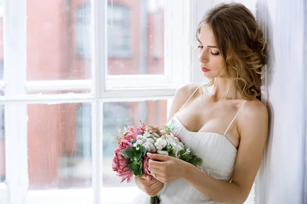 Brunette mariée à la mode robe de mariée blanche avec maquillage — Photo