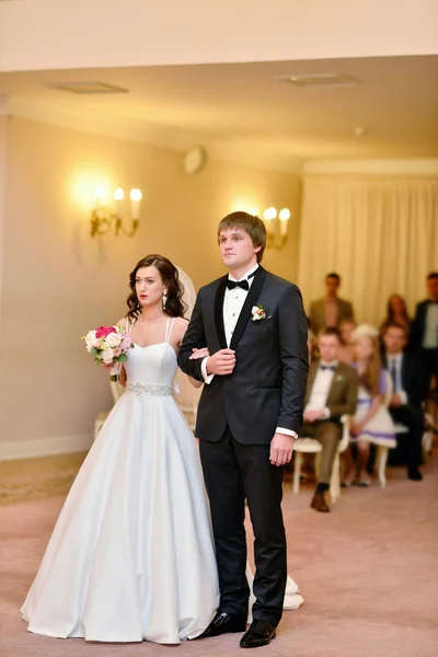 Bellezza sposa e bello sposo stanno registrando il matrimonio — Foto Stock
