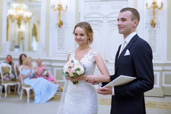 Bellezza sposa e bello sposo stanno registrando il matrimonio — Foto Stock