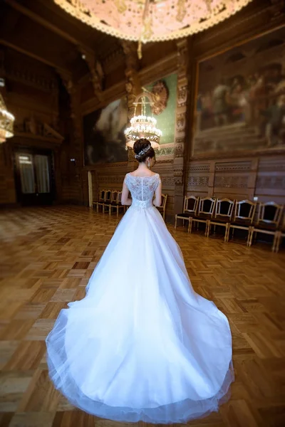 Schönheit Braut im Brautkleid mit Spitzenschleier drinnen — Stockfoto