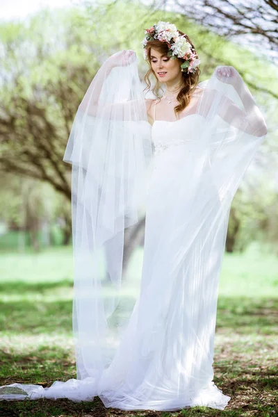 Блондинка невеста в моде белое свадебное платье с макияжем — стоковое фото