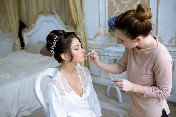 Boda maquillaje artista hacer un maquillaje para la novia — Foto de Stock