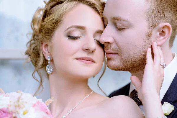 Casamento casal na natureza está abraçando uns aos outros — Fotografia de Stock