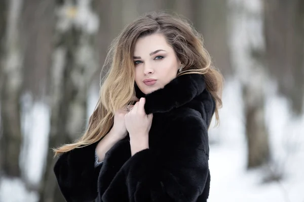 Модный зимний портрет женщины с длинными волосами в городе — стоковое фото