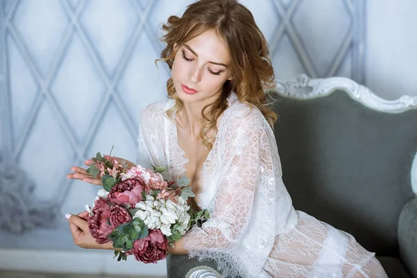 Portrait féminin à la mode de dame mignonne en robe blanche à l'intérieur — Photo