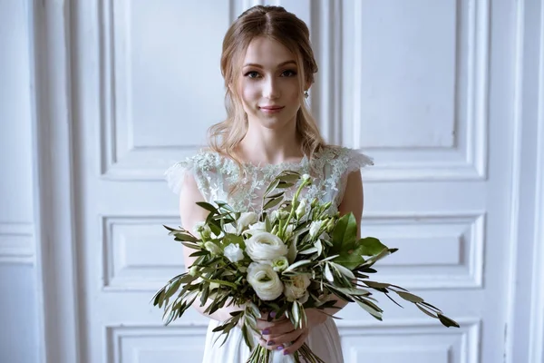 Belleza novia en vestido de novia con ramo de interior —  Fotos de Stock