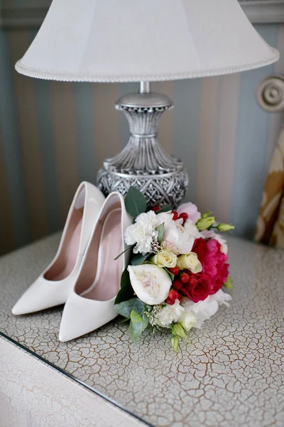 Mooie bruiloft kleurrijk boeket en schoenen — Stockfoto