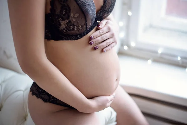 Zbliżenie piękna Pani w ciąży w pozie elegancki czarny biustonosz i majtki — Zdjęcie stockowe
