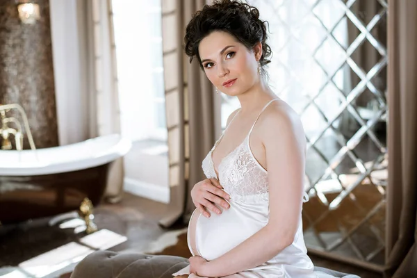 임신한 여자에 게 실내 아름다움 — 스톡 사진