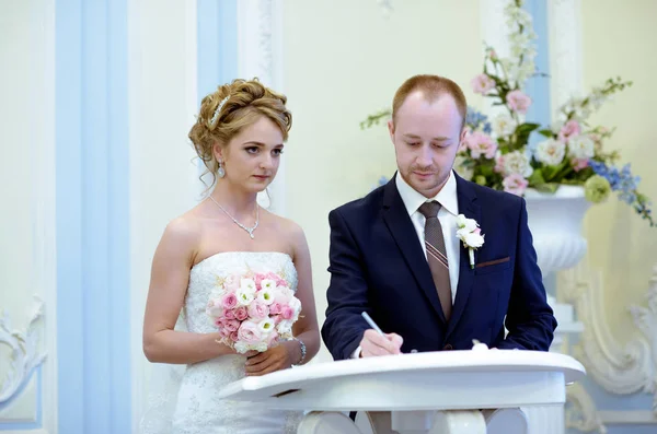 Ομορφιά νύφη και ο γαμπρός όμορφος εγγραφή γάμου — Φωτογραφία Αρχείου