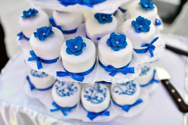 Schöne Hochzeitstorte Für Braut Und Bräutigam Drinnen Bunte Torte Zum — Stockfoto