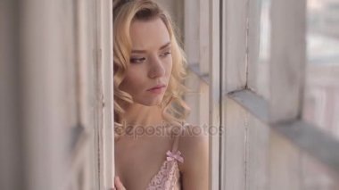 Studio pencere yakınındaki iç çamaşırı poz güzel sarışın kadın 