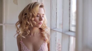 Studio pencere yakınındaki iç çamaşırı poz güzel sarışın kadın 