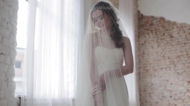 Studio poz peçe giyen güzel genç kadın gelin