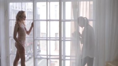 güzel genç model iç çamaşırı giyen Studio'da poz 