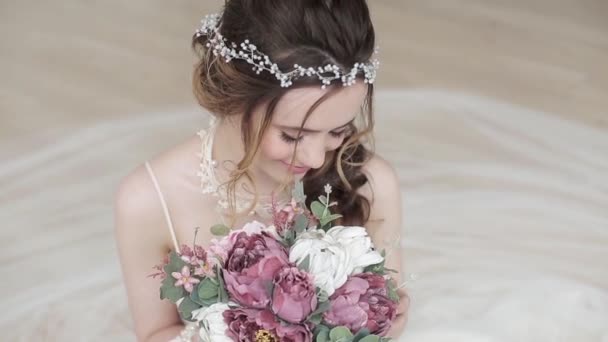 Bela Noiva Jovem Com Buquê Flores Posando Estúdio — Vídeo de Stock