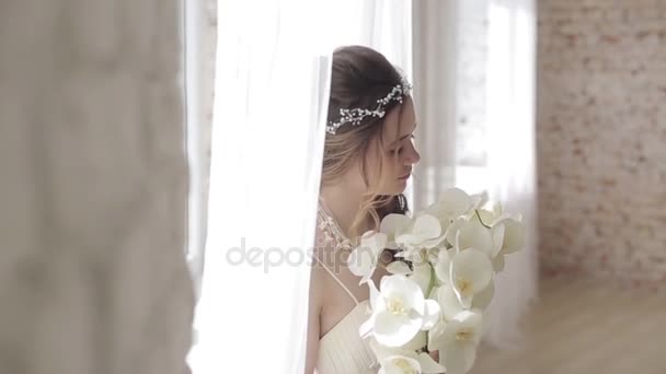 美丽的年轻新娘在华丽的婚纱礼服 — 图库视频影像