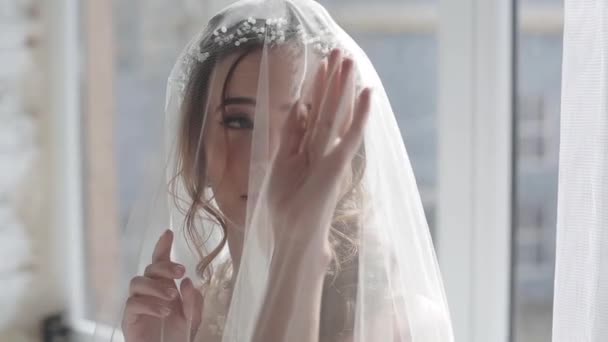 美丽的少妇新娘戴着面纱摆在演播室 — 图库视频影像