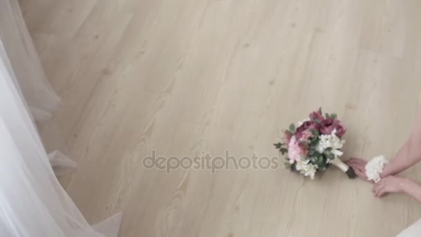 Hermosa Joven Novia Con Ramo Flores Posando Estudio — Vídeos de Stock