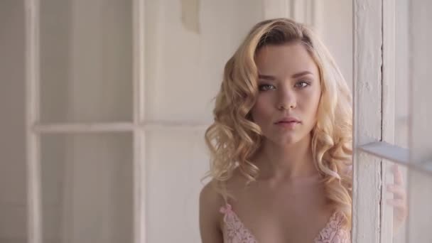 Krásná Blondýnka Pózuje Ateliéru Prádlo Okna — Stock video